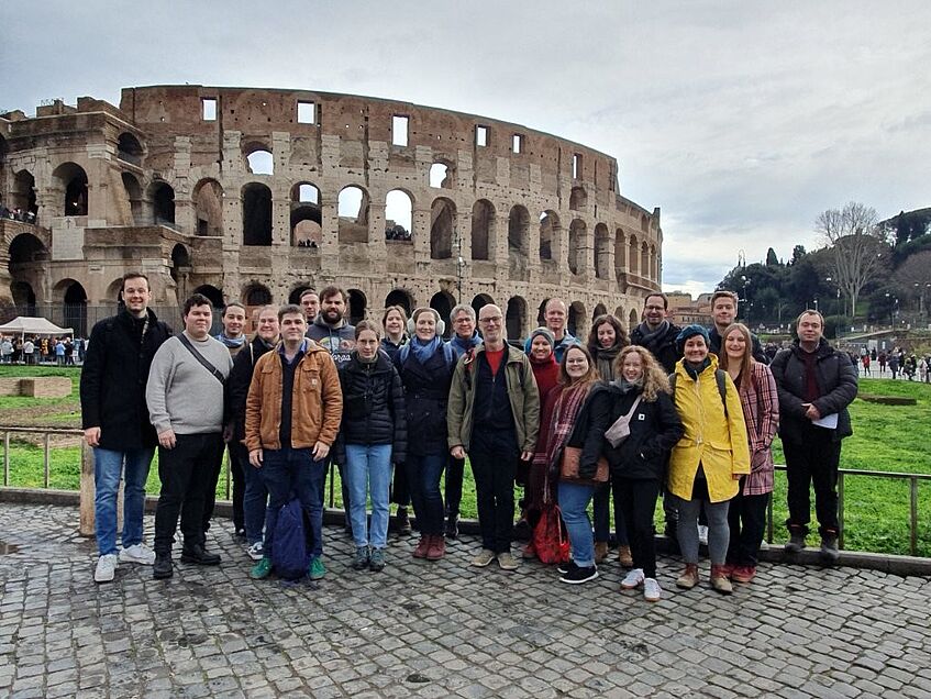 Gruppenfoto von Studierenden vor dem Kolosseum in Rom