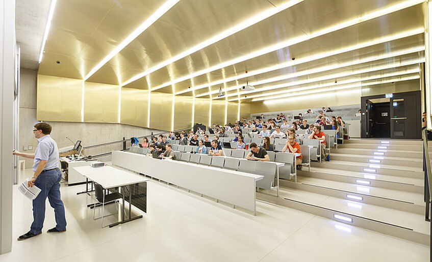 Students are sitting in a lecture hall.