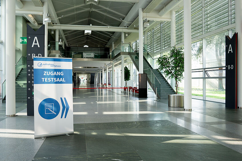 Testtag in der Messe Wien, Schild das Pfeil zum Testsaal zeigt