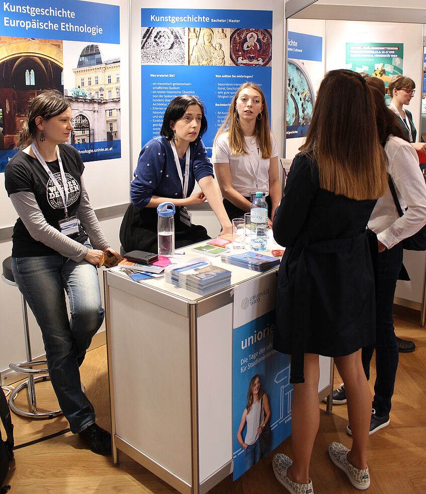 Studieninteressierte am Stand der Kunstgeschichte und Europäischen Ethnologie