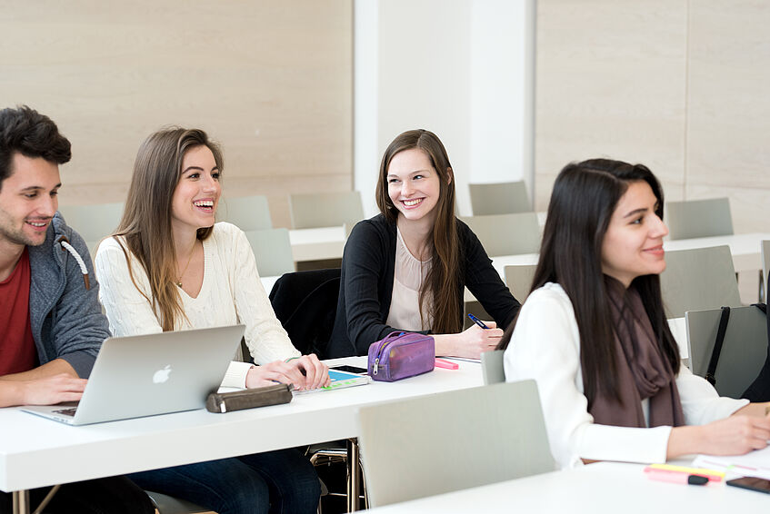 Studierende in einem Seminarraum