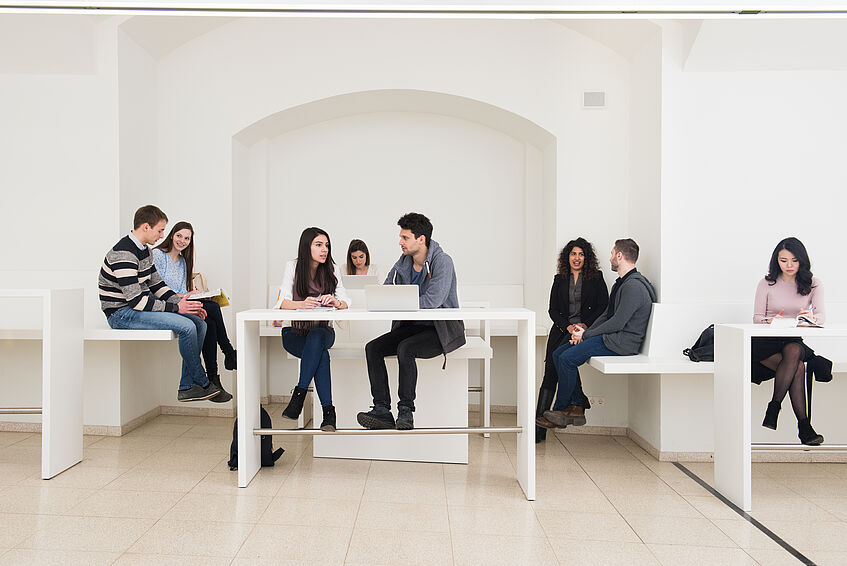 Mehrere Studierende im Hauptgebäude der Universität Wien