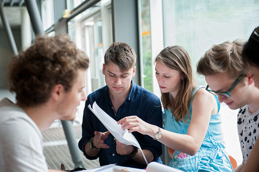 Studierende im Gespräch miteinander