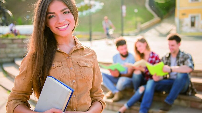 Junge Frau mit Buch in der Hand